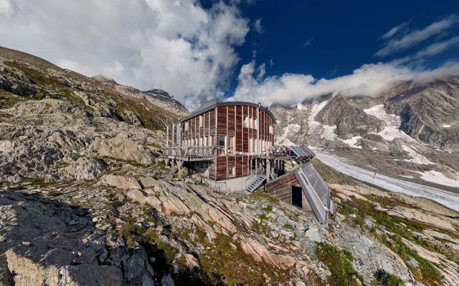 Refuge des Conscrits: Discover the high mountains and the Contamines-Montjoie Nature Reserve!