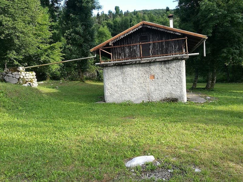 Lovska koča na Miji