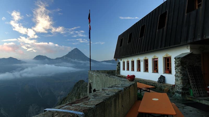 Refuge Monzino