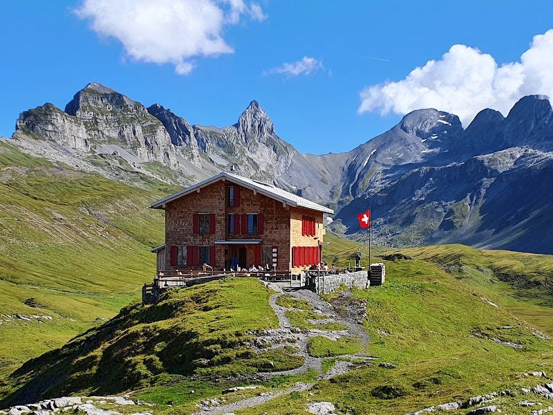 Glattalphütte: Your picturesque mountain inn between Uri and Glarus